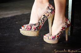 Mom on colorful high heels submissively sucks a dick